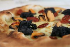 Pizza di Mare con Spugna al Nero di seppia image